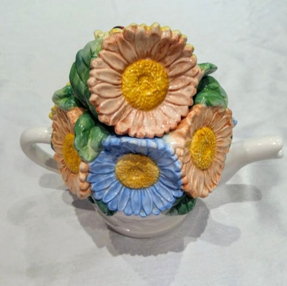 Big Lakehouse sunflower & ladybug, chalkware tea pot. - Picture 2 of 14
